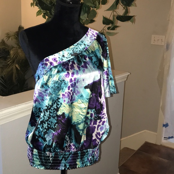 mymichelle Tops - 🌺Sexy off right shoulder blouse.🌺